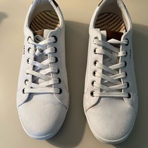 Taos Women’s White Sneakers, size 11